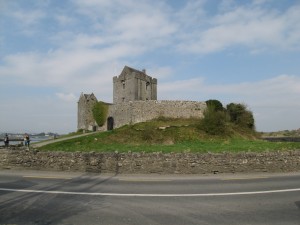 Dunguaire Castle is a tower house built in 1520 by the O’Hynes clan. 
